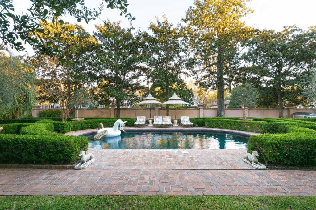 تمیز کردن استخر شنا