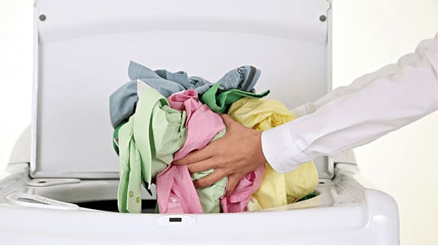 انداختن لباس ها در لباسشویی