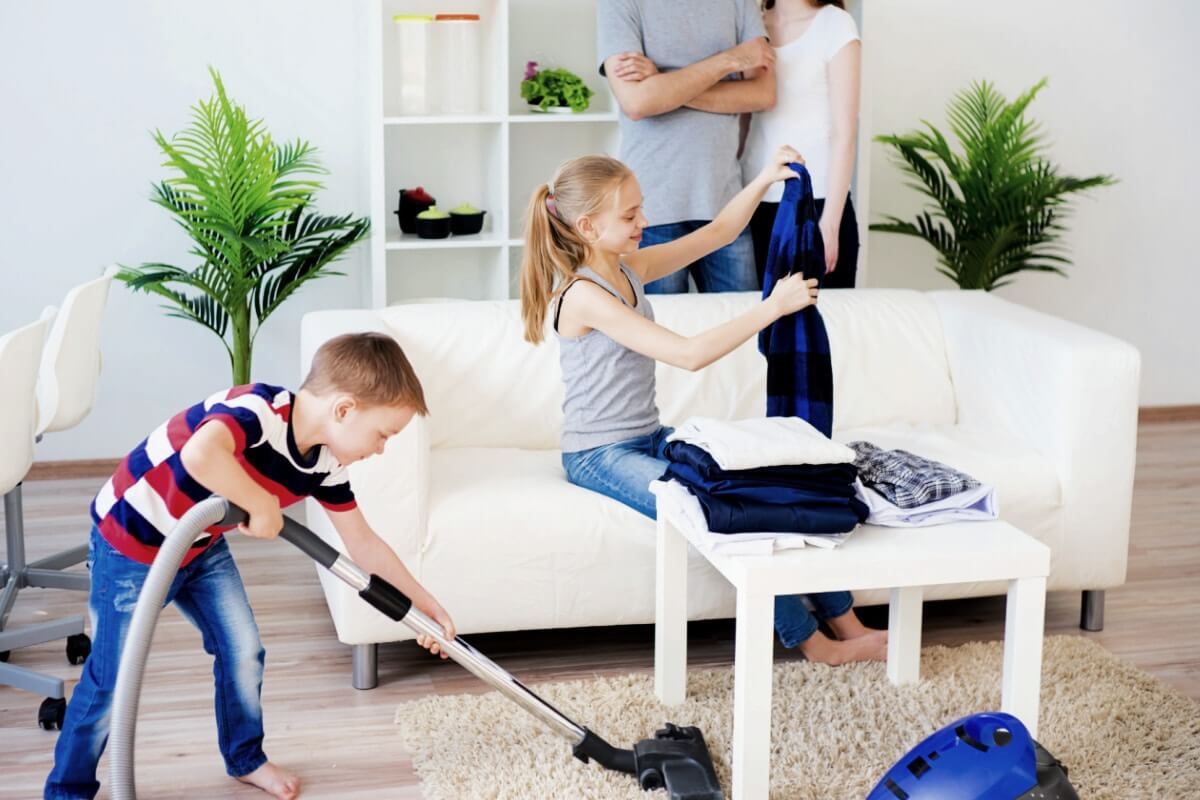 تمیز کردن خانه با کودکان
